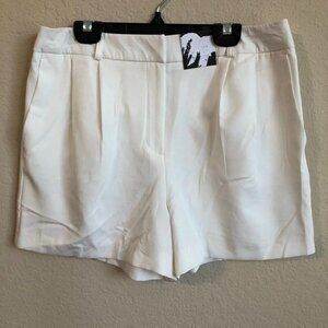 Simply Styled Shorts White Pleated Preppy Classic